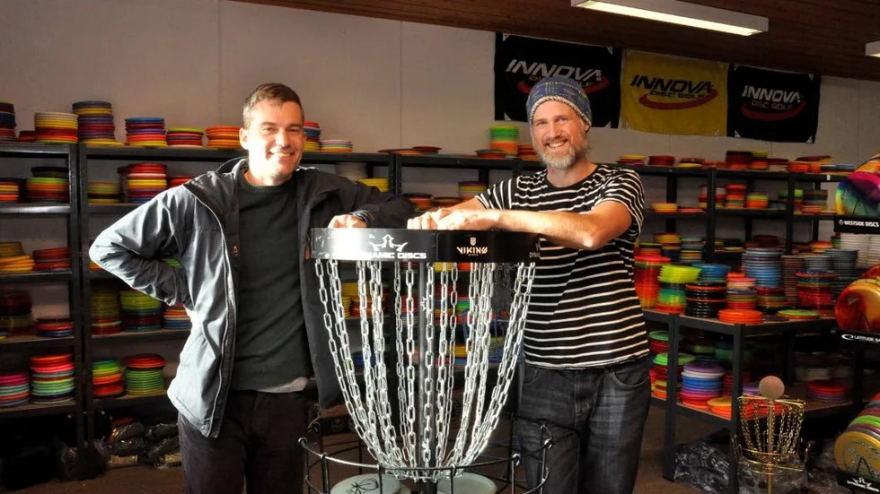 Satsar. Anders Källström t h driver tillsammans med Per Jonson en butik för discgolf utanför Uppsala.  Han hoppas nu att området kring slottet i Finspång ska vara en tävlingsplats om några veckor.