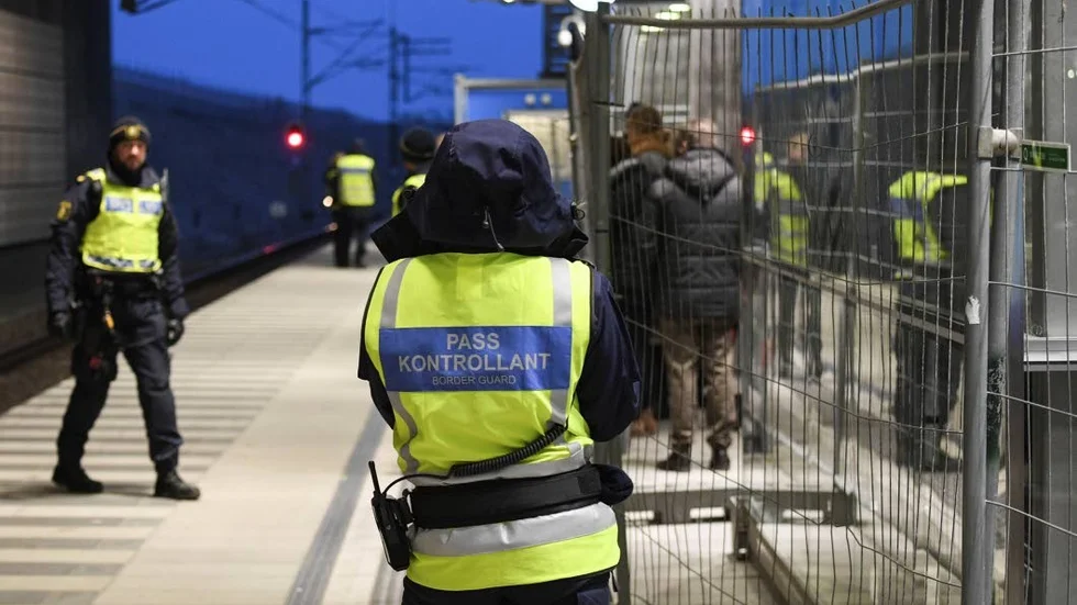 Pensionsmyndigheten tog hjälp av gränspolisen.