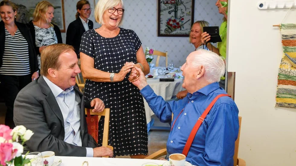 Stefan Löfven - här med hustrun Ulla Löfven och Erik Eriksson på ett äldreboende - gråter nog inte över vad som varit.