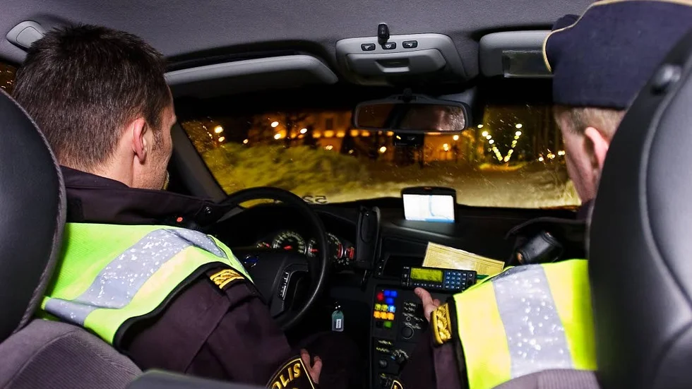 Polisen skickade på torsdagen ut flera polispatruller och efter cirka en halvtimme fick de tag på de två misstänkta rånarna, i närheten av Södra Promenaden.