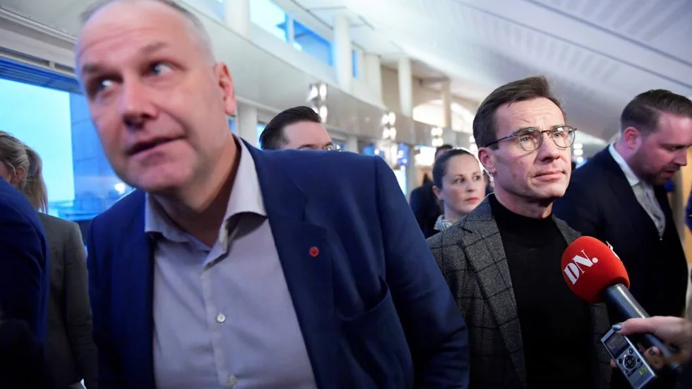 Här syns två partiledare. En som har det lite lättare än de andra och en som har en rätt så tuff balansgång.