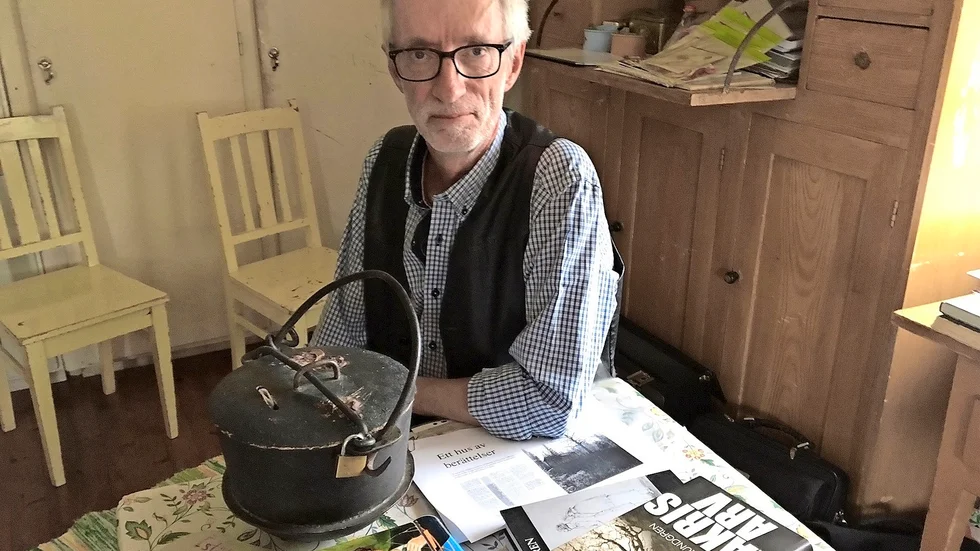 Författare. Åke Lundgren berättade om bröderna Örngrim, visade bilder och böcker och läste även några korta stycken ur deras verk. Foto: Lennart Enkvist.