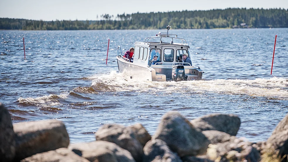 Turbåt. Under de fina sommardagarna är båten mellan Kinnbäck och Pite-Rönnskär fullastad med resenärer. Foto: Lars Eriksson.