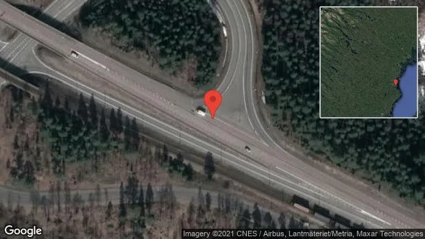 En personbil i singelolycka på väg 372