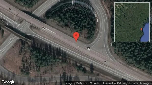 Personbil stillastående på väg 372