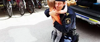 Adrian, 5, vill bli polis – fick överraskning på sitt kalas