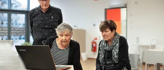 Sonja, 82, lär äldre att ta spelandet in i mobilen