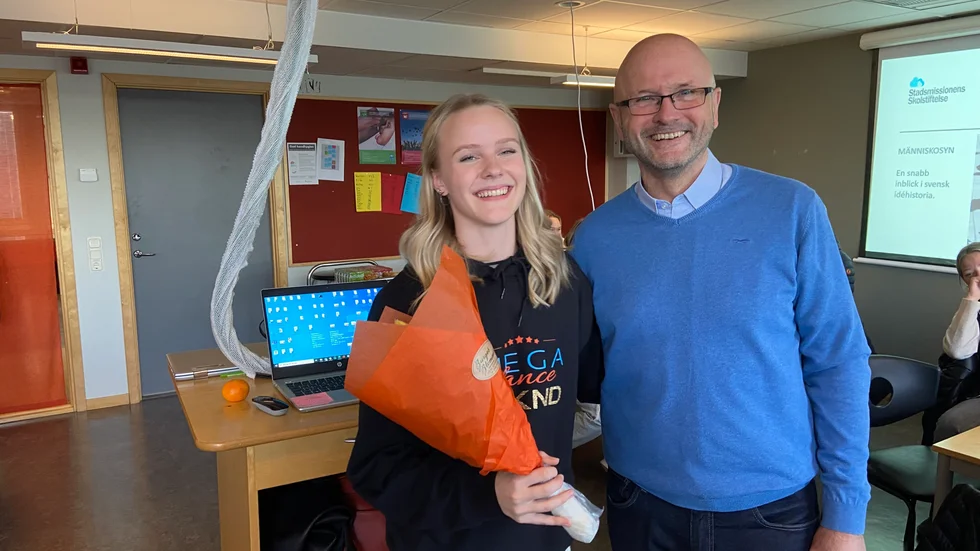 Prisutdelning på Grillska gymnasiet, dansaren Alva Törnberg gratuleras av Torbjörn Pettersson från juryn som utser mottagarna av talangpriserna.