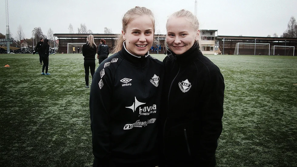 Ebba Grenholm, till höger, gjorde ett av Kågedalens mål i förlusten mot Lira BK. 