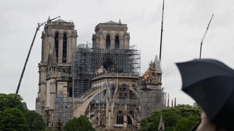 Den berömda katedralen ska byggas upp snabbt, enligt president François Macron.