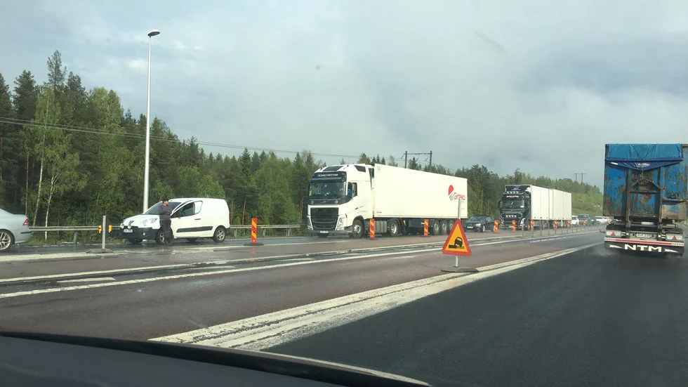 Det har bildats långa köer på gamla E 4. 