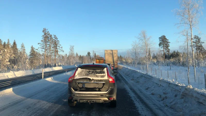 Långa bilköer har uppstod till följd av olyckan norr om Åbyn, Byske. Läsarbild: Ludwig Eriksson. 