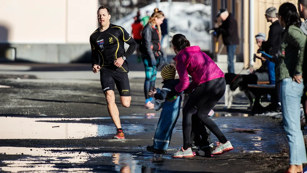 Hinderbanelöparen Magnus Marklund var först över mållinjen i den första startgruppen. Och åskådarna fick kasta sig undan när han kom in på upploppet.