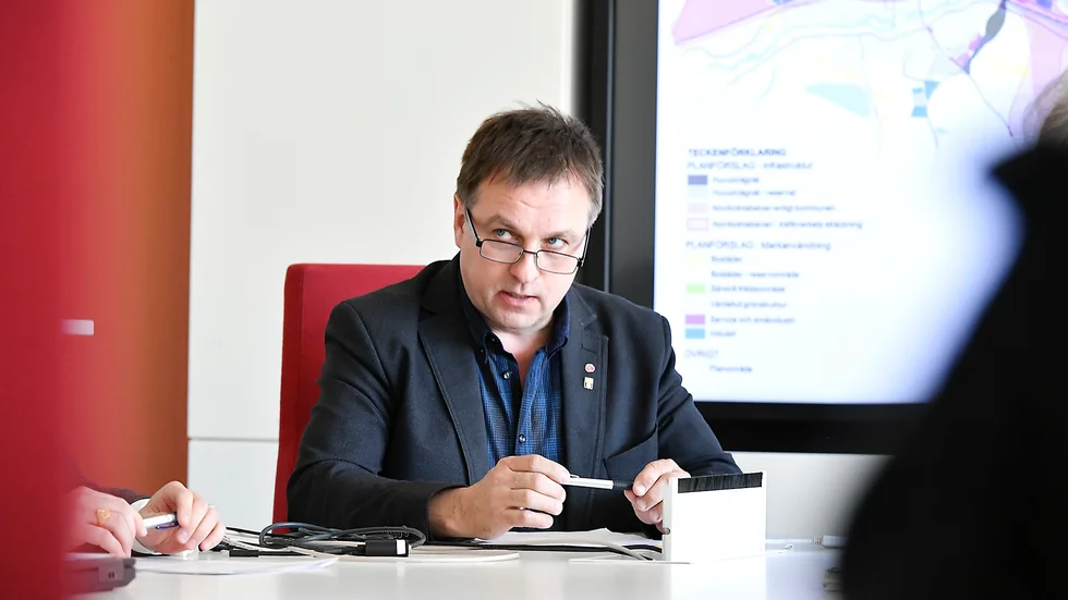 Socialdemokraterna besvarar skribentens kritik mot att partiet  går emot broomröstningens resultat. Kommunalrådet Lorents Burman (S) vid presskonferensen  den 22 maj 2017.