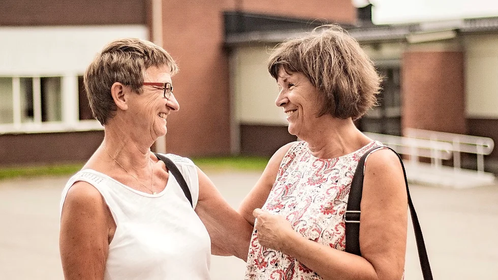 Kärt återseende mellan Margareta Persson och Kicki Reinhard, född Nilsson.