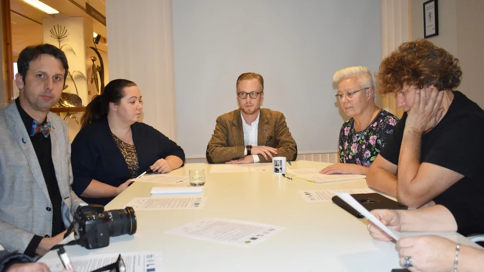 Fr v Andreas Westerberg, Liberalerna, Charlotta Enqvist, Kristdemokraterna, Andreas Löwenhöök, Moderaterna, Carina Sundbom, Centerpartiet, Hans Brettschneider, Miljöpartiet, vid fredagens presskonferens då de uttryckte oro för läget.