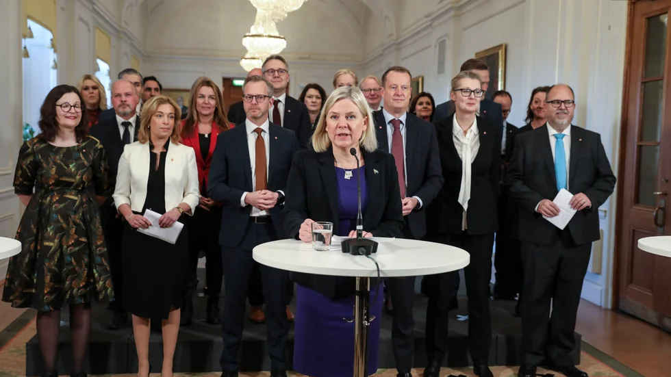 Statsminister Magdalena Andersson (S) med sina nya ministrar.