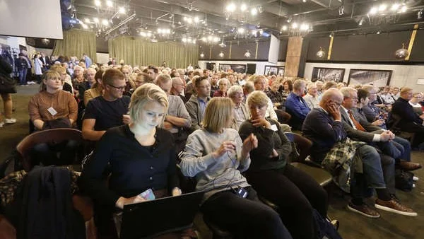 Det var fullsatt i stora konferenssalen på Steam hotel. Foto: Lennye Osbeck.