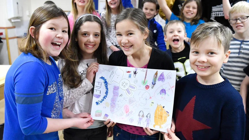 Vinnarna. Från vänster: Johanna Jonsson Bergström, Emmie Drugge, Klara Lundgren och Gustav Eklund har alla tecknat på vinnarbidraget. Foto: Jeanette Lövgren.