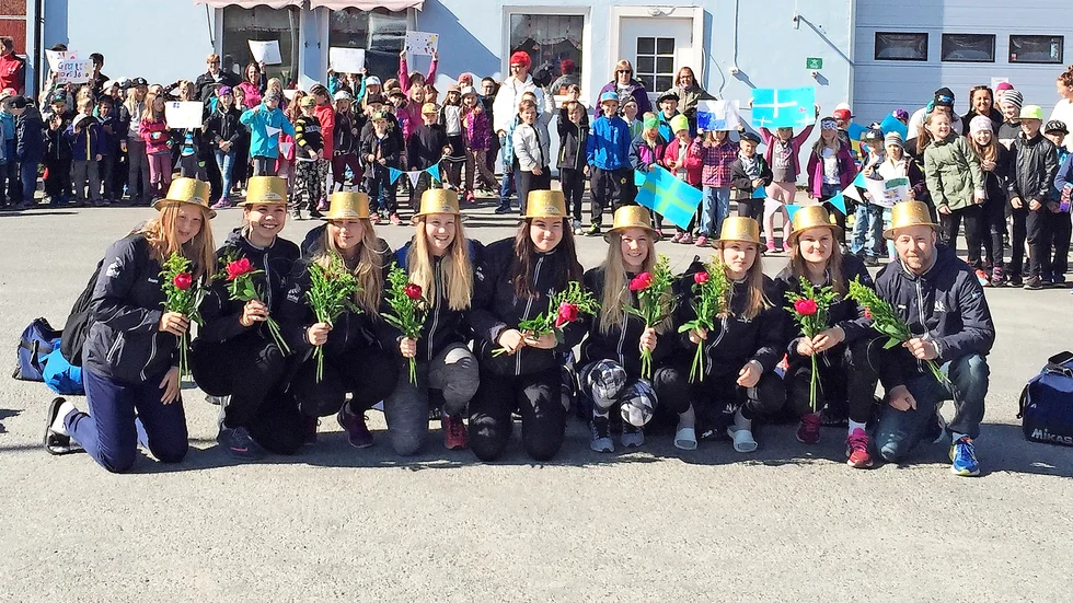 Hyllades. Norsjö Volleys JSM-guldmedaljörer möttes med jubelrop vid hemkomsten till Norsjö.