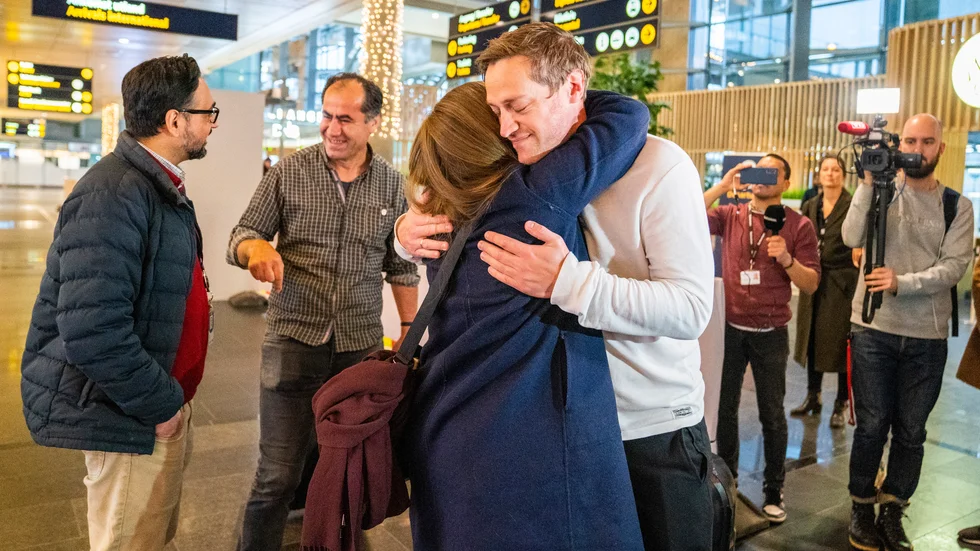 Journalisterna Halvor Ekeland och Lokman Ghorbani vid ankomsten till Gardermoen.