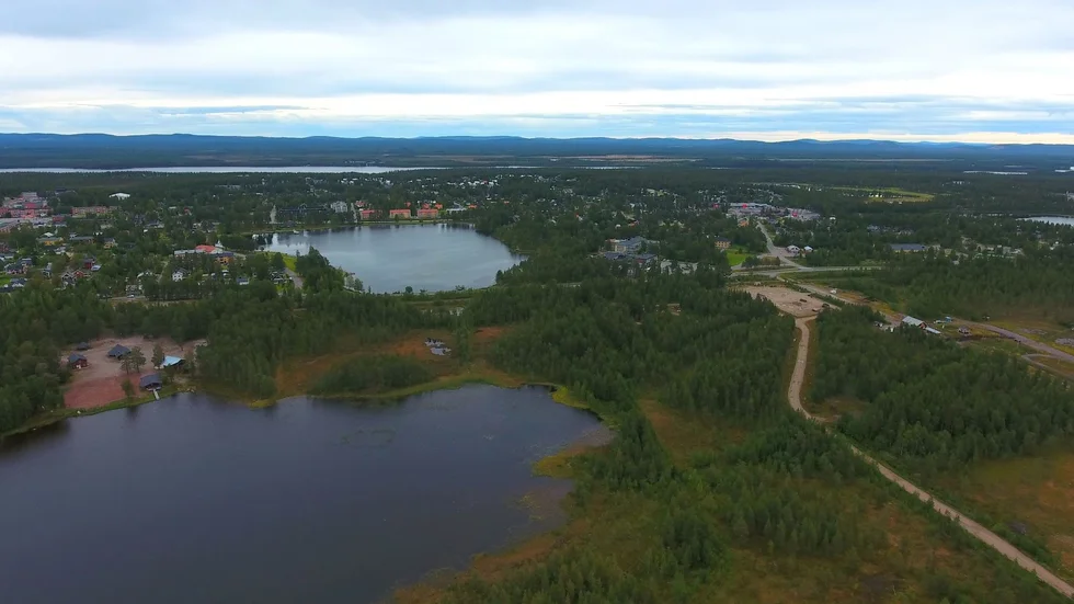 Sameland där byggnader finns idag ses till vänster i bild, och området till höger, mellan vägarna och sjön närmast i bild, är vad Hotell Laponia hoppas kunna göra camping av. 