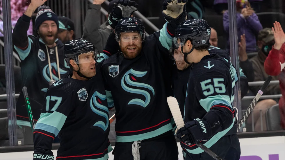 Adam Larsson, mitten, gratuleras efter sitt första mål i Seattle Kraken-tröjan.