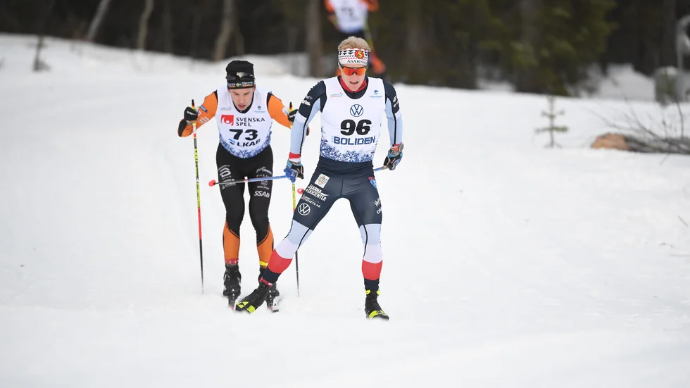 Leo Johansson jagar Jens Burman som senare tvingades bryta.