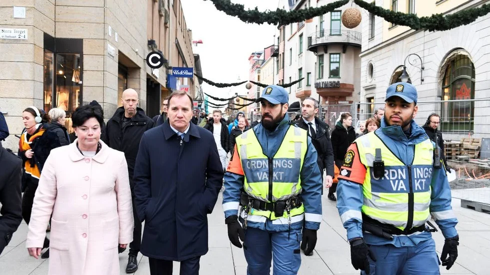 Trygghet. Stefan Löfven med ordningsvakterna Claudio Toro Bergström, Oscar Diaz Sanches och kommunalrådet Marlene Burwick i Uppsala.