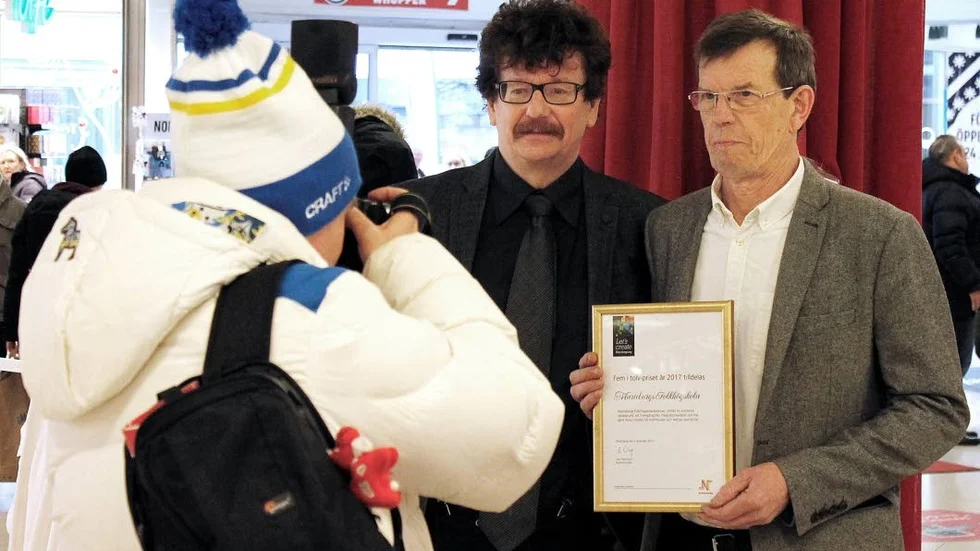 Förevigade. Många ville fota fem-i-tolv-vinnaren och prisutdelaren!
