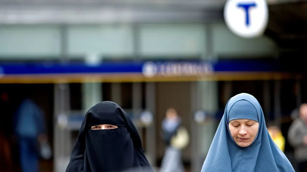 Anpassning. Det bästa sättet att nå framgång i ett nytt land är att anpassa sig till vad som gäller. Det tjänar både individen och det nya landet på.