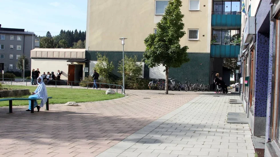 Här ska skottet ha avlossats. I hörnet Bäckgatan-Vrinnevigatan ska 23-åringen ha blivit skjuten. Men några spår har inte hittats.