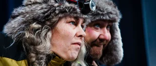 Brokig grupp människor flyttar norrut när de längtar efter kylan