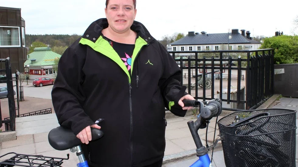 Tina Tervo som har för vana att cykla under vår- och sommarsäsongen skulle gära se en cykelväg över Skutenbron.