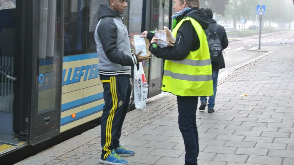 Slipper köpa frukost. Sami Ibrahim Inshik får ta emot en påse av Annica Persson.