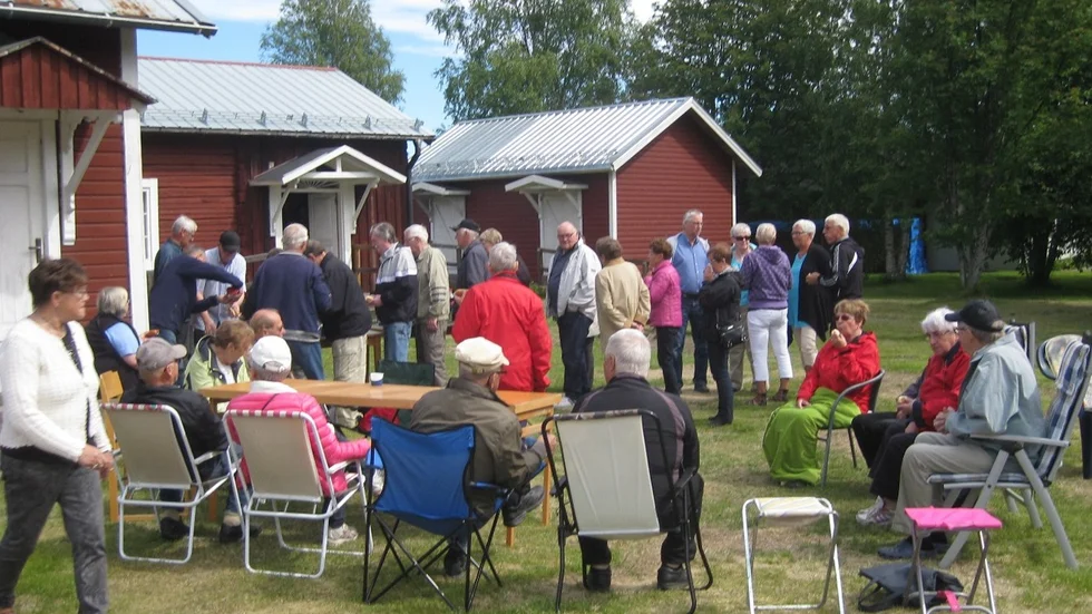 Kö till korvgrillningen.