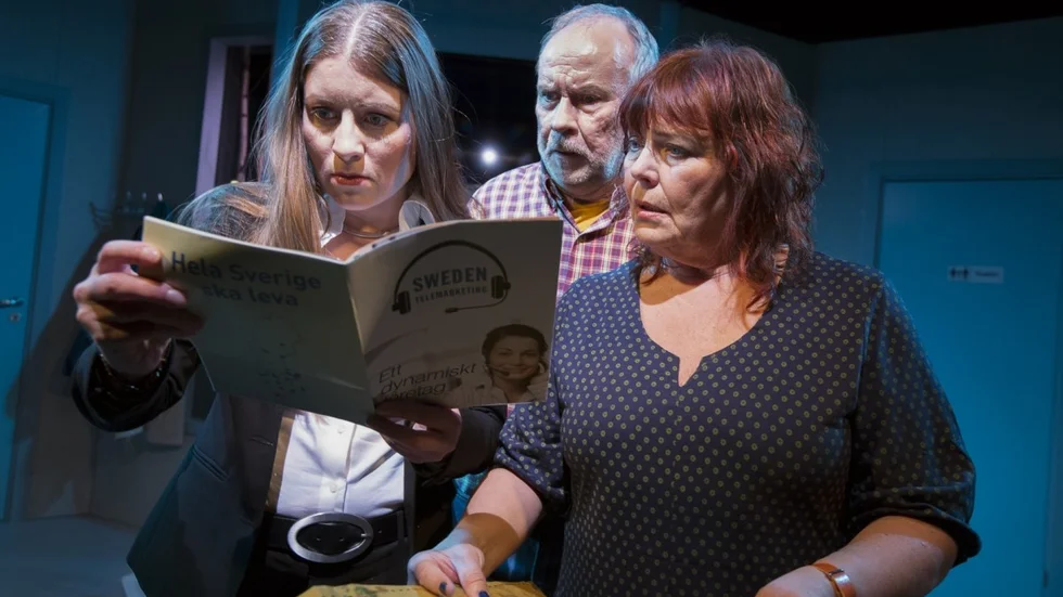 Västerbottensteaterns premiär av ”Vi besvarar ditt samtal så snart vi kan” fyllde Medan i Norsjö. Foto: Patrick Degerman