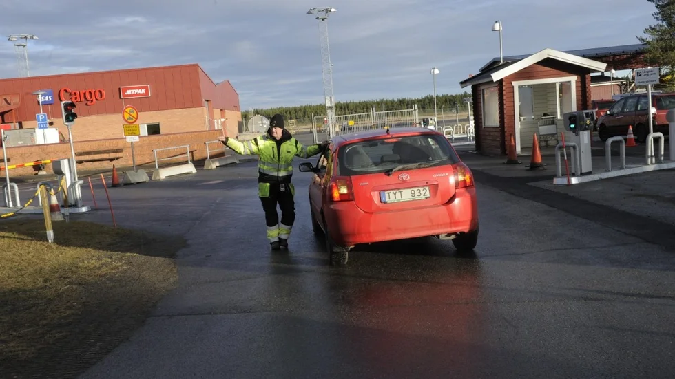 En parkeringsvakt hjälper en bilist tillrätta. (Foto: Annika Eriksson)
