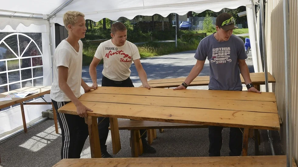 Arbetet på tävlingsområdet inleddes på måndagen. Sameföreningen har fått hjälp med arbetet av bland annat AFS, Arvidsjaurs föreningssamverkan, vars feriearbetare Simon Alsenhag och Linus Eklund bland annat möblerade serveringstält under SM-ansvarige Olov Granbergs (i mitten) ledning. Foto: Göran Westerlund