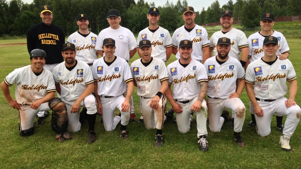 Övre raden fr.v: Ove Johansson, Jonas Brännström, Pär Stenmark, Adam Löfstedt, Kjell Jacobsson, Benjamin Åkerlund, Tomas Marklund. Nedre raden fr.v: Joel andersson, Greger Löfbom, Jonas Bodin, Erik Lundqvist, Alexander Jacobsson, Petrus Johansson, Lars Jacobsson. Foto: Lars Lindberg
