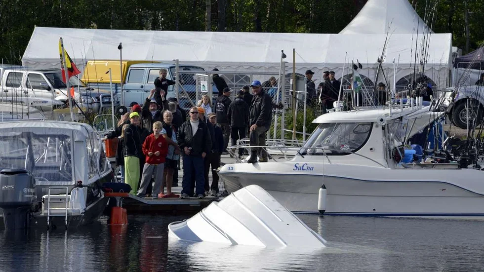 Båten hade just angjort bryggan då den började läka in vatten. De tre i båten, inklusive skepparen Magnus Widman, hoppade snabbt upp på bryggan och några sekunder senare välte båten. Foto: Bertil Sundqvist