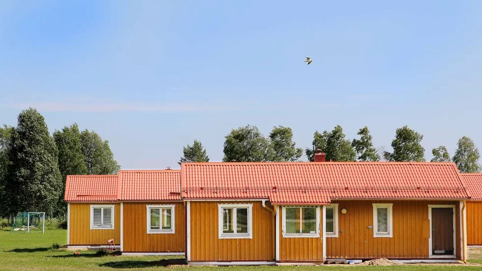 På plats. De sex fristående lägenheterna har flyttats från Ängsgatan och står på plats på Burträsk camping. Foto: Daniel Eriksson