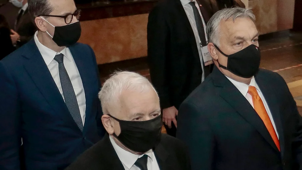 Jaroslaw Kaczynski, ledare för polska regeringspartiet Lag och rättvisa, Mateusz Morawiecki, Polens premiärminister, och Viktor Orbán, Ungerns premiärminister, vid mötet i Warszawa.