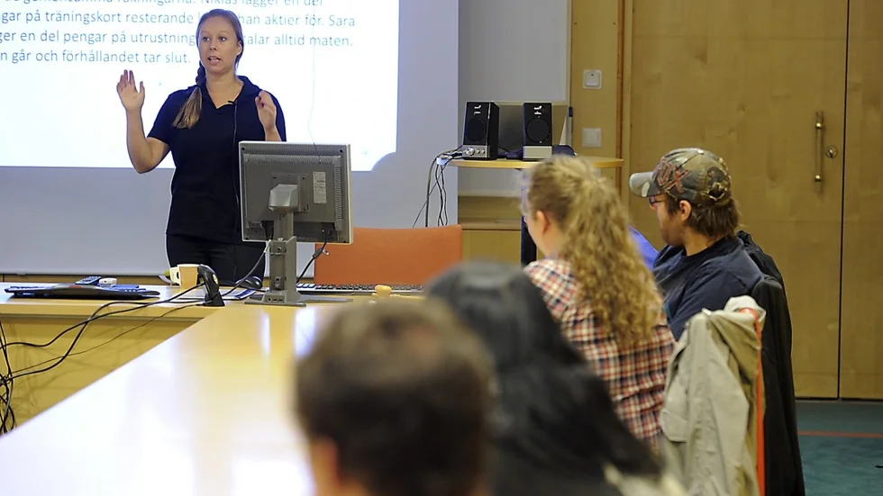 Karina Rundström undervisar Skellefteås unga för att öka kunskap och intresse inom smart ekonomi. Foto: Leif Andersson.