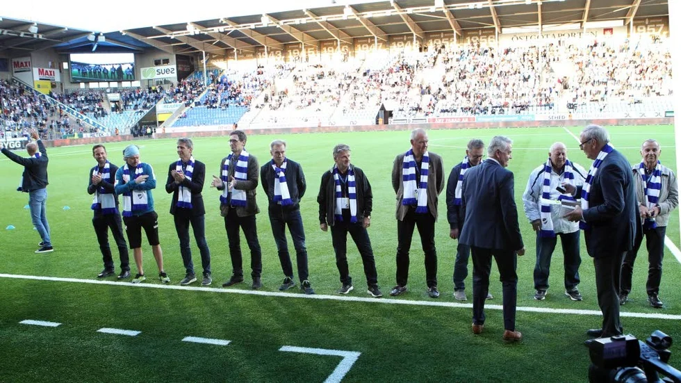 Här hyllas en startelva med över 200 allsvenska matcher vardera i IFK Norrköping, där Andreas Johansson var sist ut och tackade fansen tillsammans med Mathias Florén, Mikael Hansson, Sulo Vaattovaara, Jonas Lind, Janne Hellström, Leif Andersson, Jan-Åke Jonsson, P-0 Eek, Ulf Hultberg och Ulf Jansson.