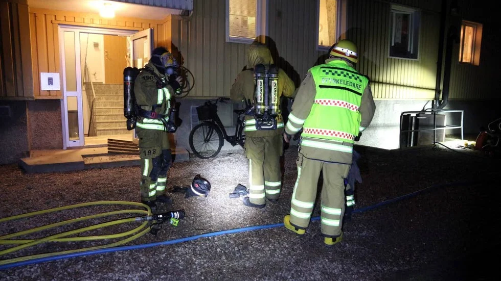 Boende förtvivlade. Branden som rubriceras som ännu en mordbrand var den fjärde på kort tid. Foto: Lennart S. Svensson