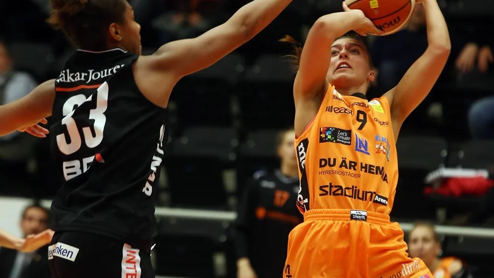 Kom tillbaka. Anna Stern och gänget fick äntligen fira igen. Dolphins vände och vann mot Eos.