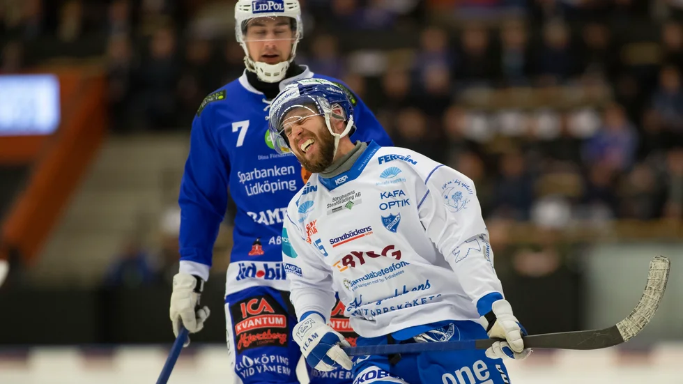 Jonas Enander får sympolisera IFK Motalas besvikelse efter förlusten i kvartsfinalserien mot Villa. IFK gav allt men det räckte inte mot seriesegrarna VIlla.