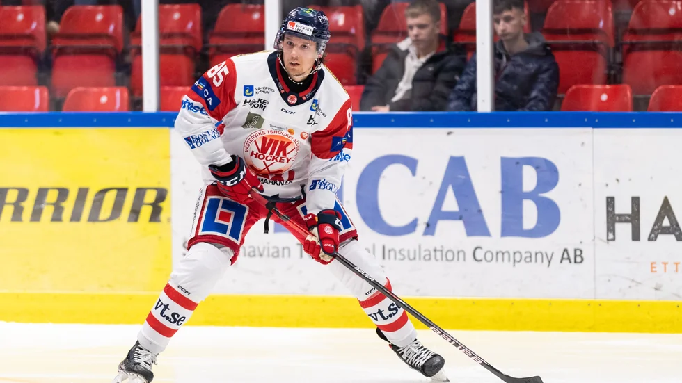 Västerviks IK med Viktor Liljegren tar sig an Vita Hästen på bortaplan på fredagen.