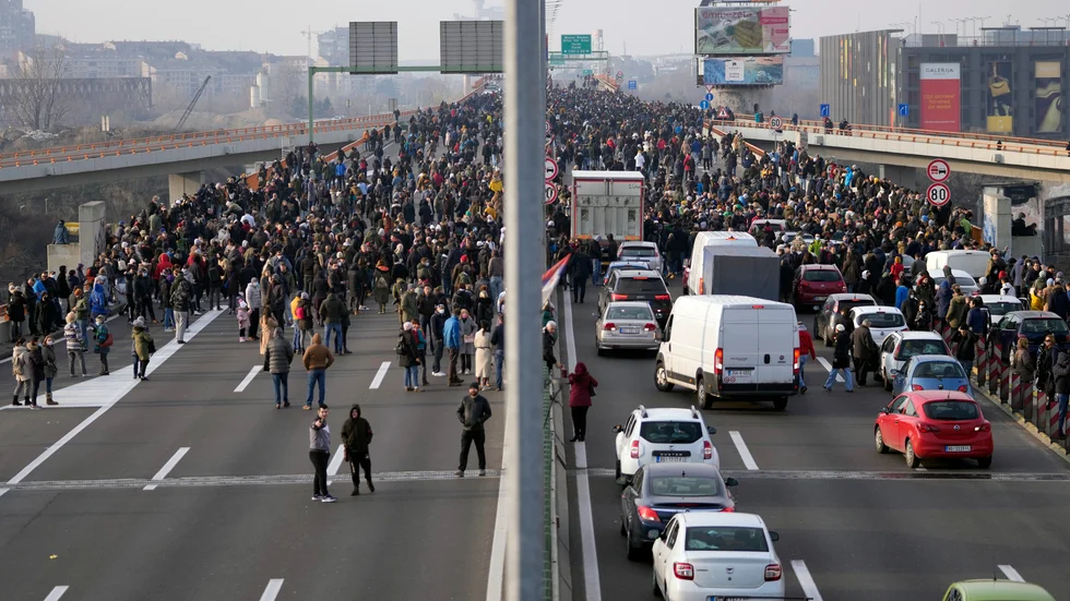 Demonstranter på en motorväg i Belgrad.